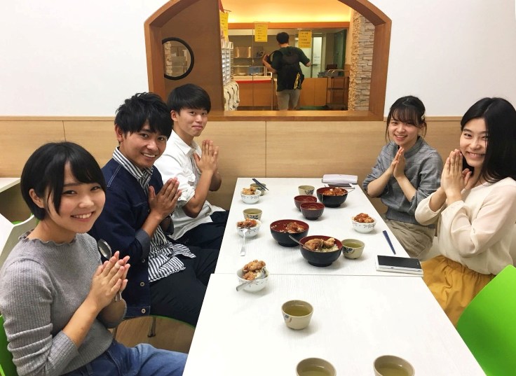学食でのメニュー試食会の様子 左：高橋沙英さん　（2018年度　副代表）文学部教育学科3年生