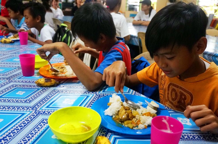 海外の子供達の食事風景