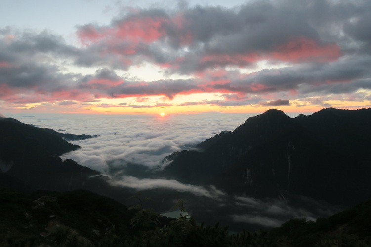夏季合宿、標高2800ｍから見る朝日と雲の海