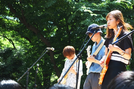 軽音楽部による演奏