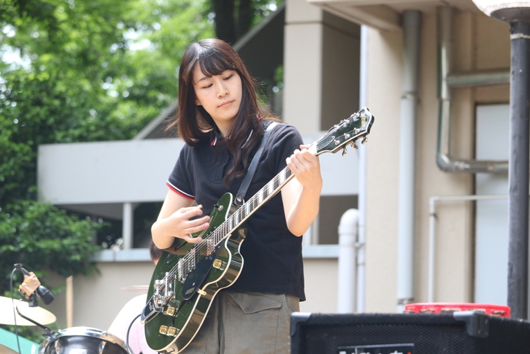 軽音楽部　三島映さん