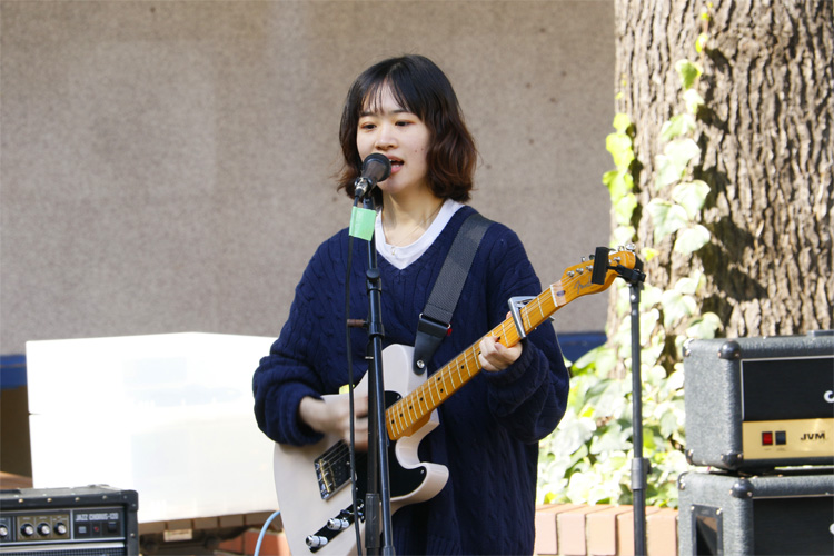 文学部ドイツ語圏文化学科3年　軽音楽部　松村七海さん