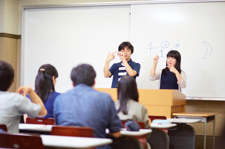 手話の講習風景