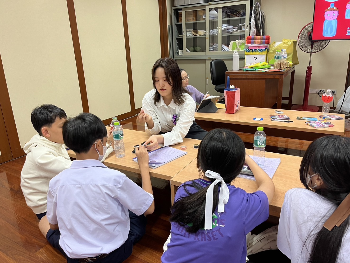 日本語教育インターン派遣プログラムで学生に日本語を教えたり、交流したりしている様子