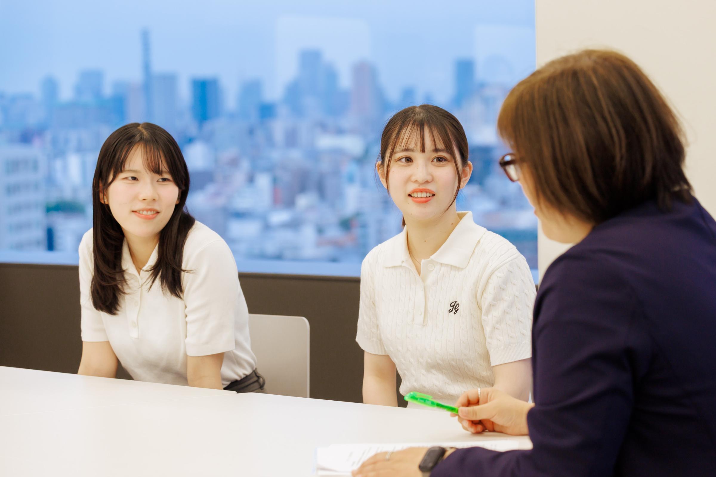 中上教授の話を聞く伊藤さん、小西さん