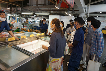 International students' visit to a fish market and the traditional Shibamata area