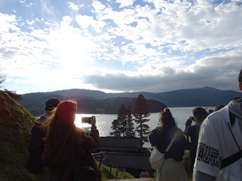 They also enjoyed the view of Lake Ashinoko from the lookout