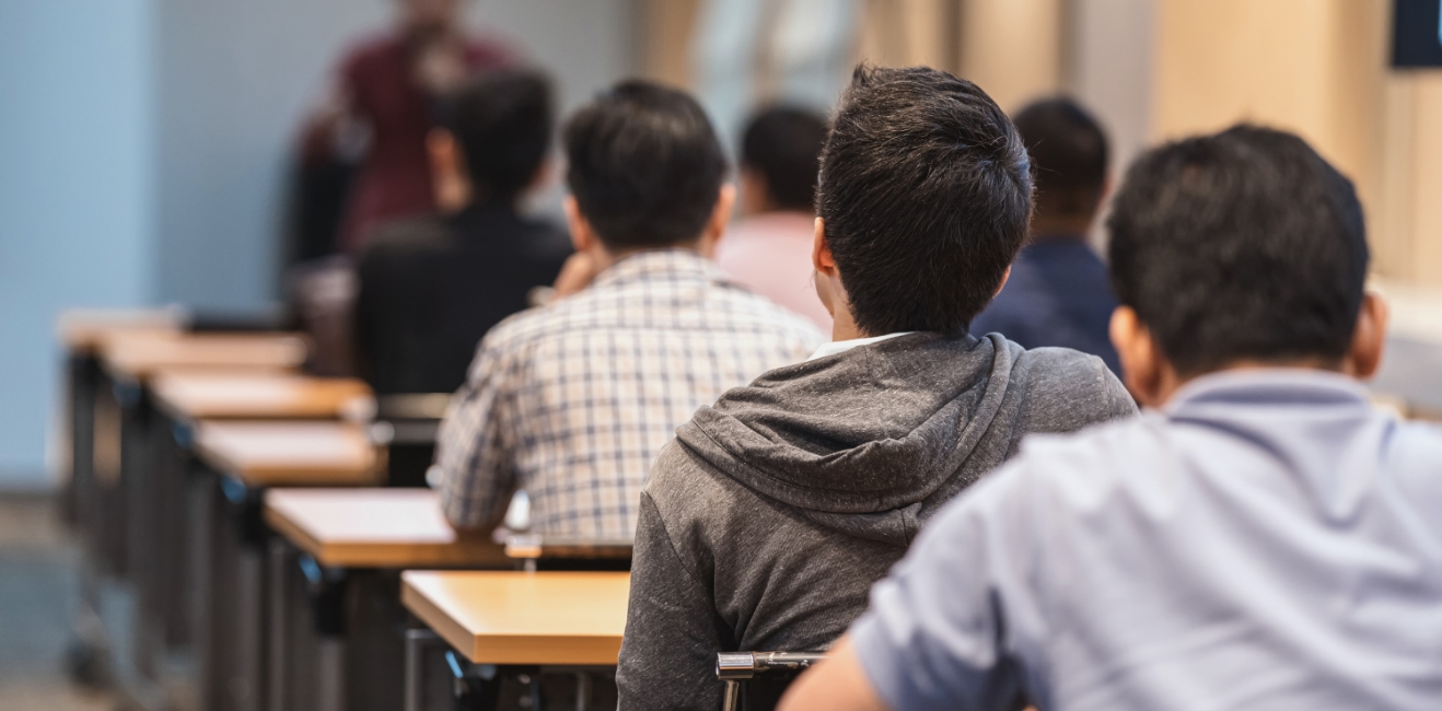 「英語で学ぶ」ための独自の英語教育