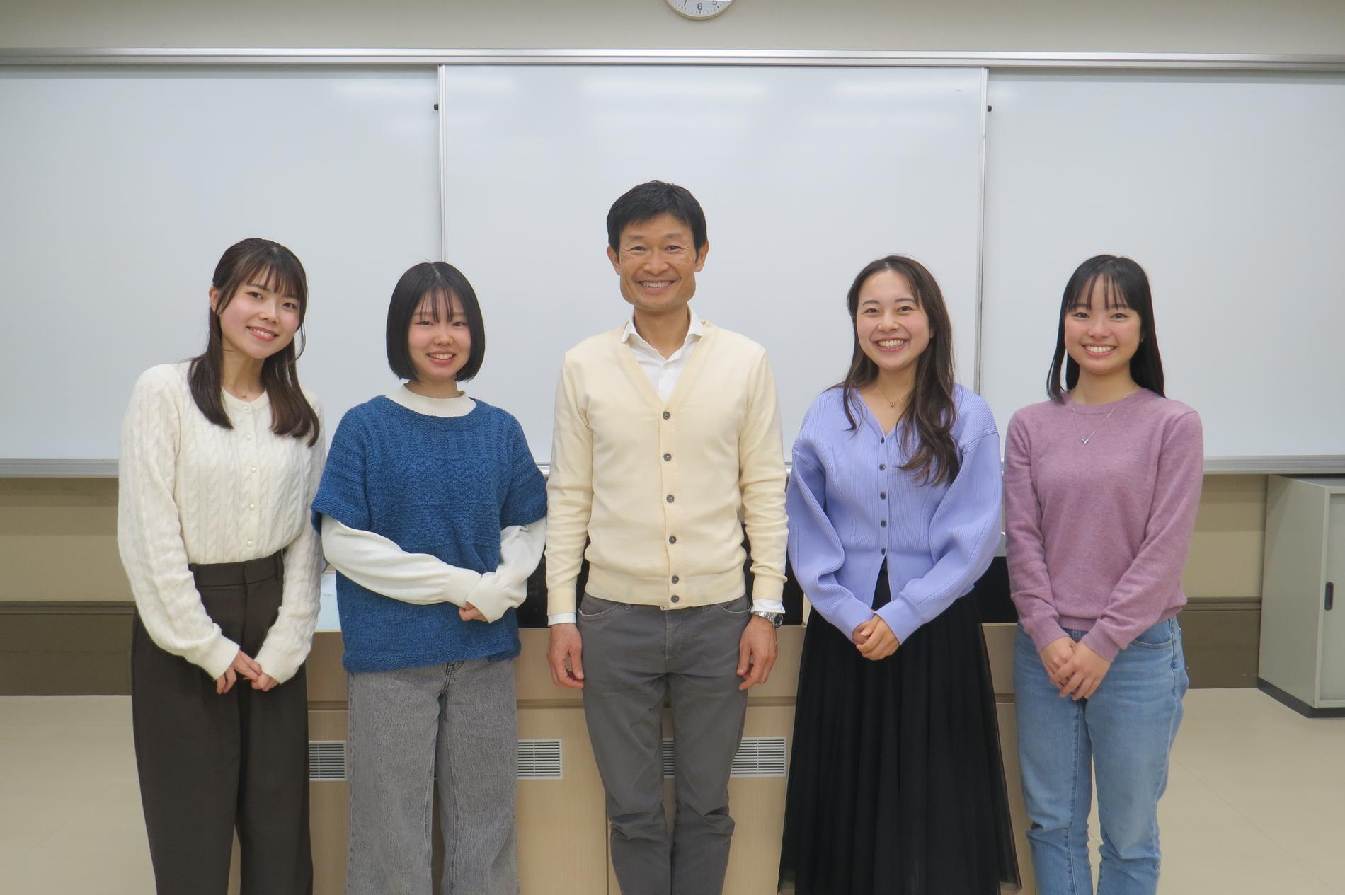 「自由な発想と創造力を培おう」伊藤教授ゼミ（国際経済などの実証研究）