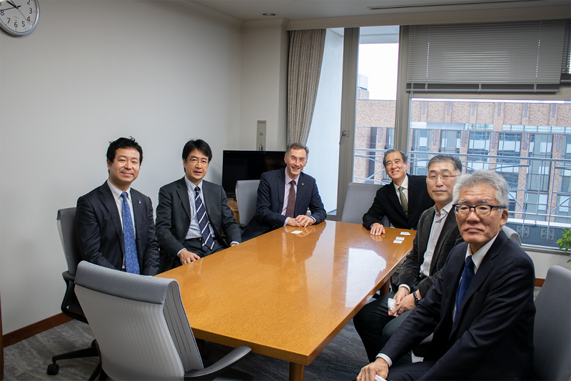 国際宇宙法学会シュローグル会長